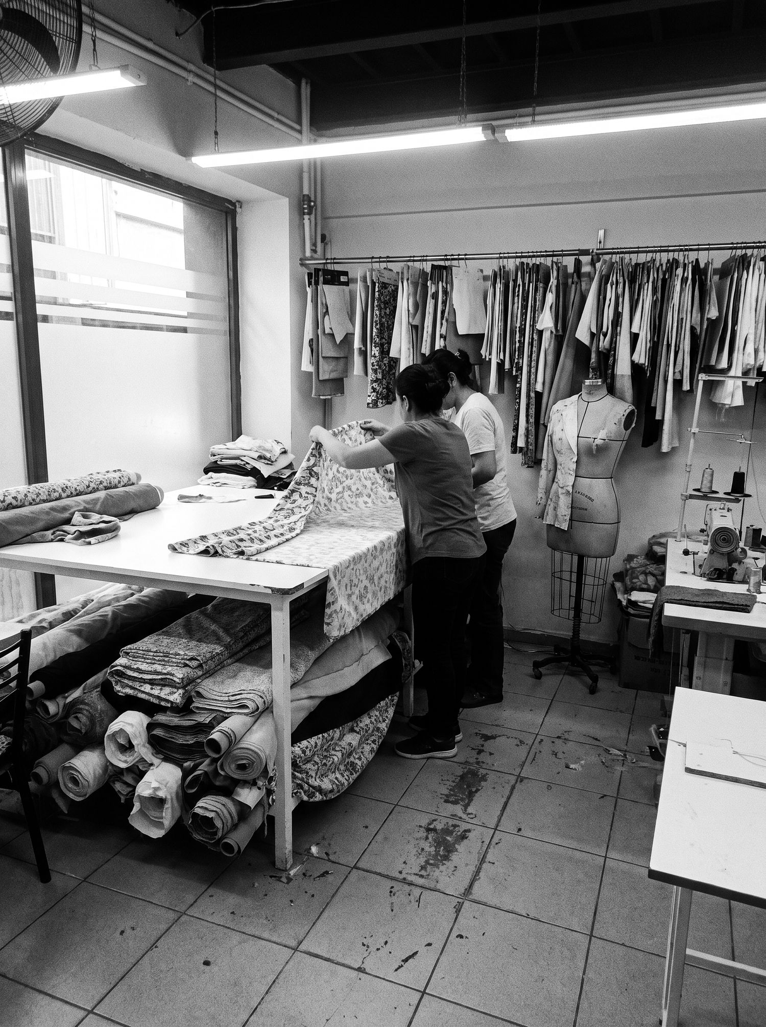 Stoffhandling im Musterraum unserer Werkstatt in Istanbul